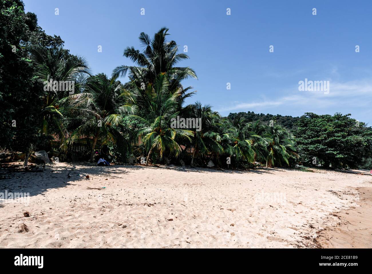 Pantai Pasir Panjang (Long Sand Beach) an einem sonnigen Tag auf Penang Island, Malaysia Stockfoto