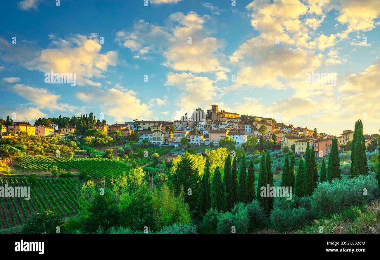 Cerreto Guidi Dorf und Weinberge bei Sonnenuntergang. Toskana, Italien Europa. Stockfoto