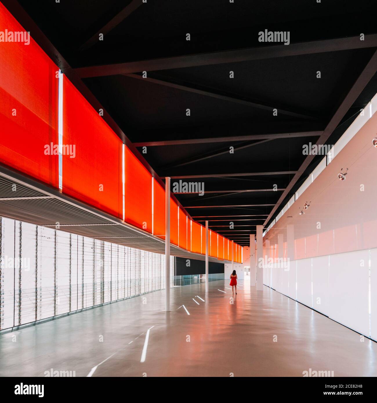 Crop anonymen Polizeibeamten Verbot Auto fahren auf der Straße mit Gelber Stau während des Coronavirus am sonnigen Tag Stockfoto