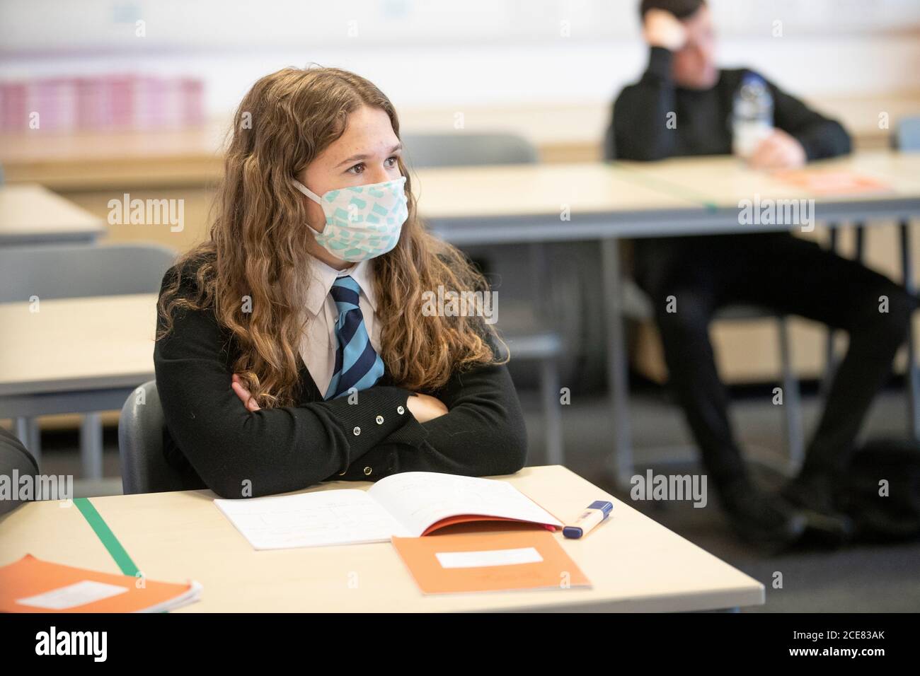 Ein Student an der St Columba's High School, Gourock, trägt eine schützende Gesichtsmaske, da die Voraussetzung für Schüler der Sekundarstufe, Gesichtsbezüge zu tragen, wenn sie in der Schule herumreisen, ab heute in ganz Schottland in Kraft tritt. Stockfoto