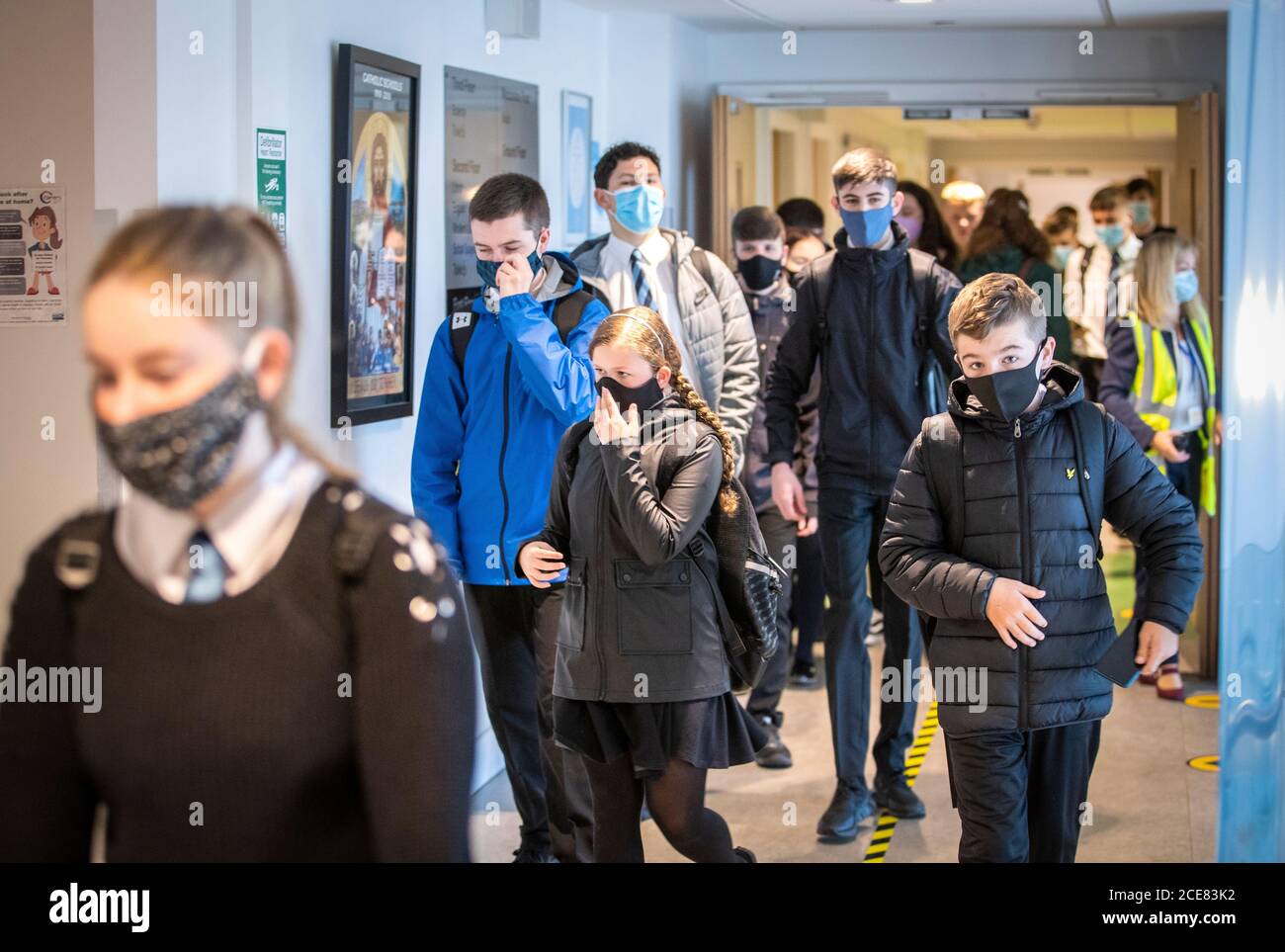 Schüler der St Columba's High School, Gourock, tragen beim Unterricht Schutzmasken, da die Voraussetzung für Schüler der Sekundarstufe, Gesichtsbezüge zu tragen, wenn sie sich in der Schule bewegen, ab heute in ganz Schottland in Kraft tritt. Stockfoto