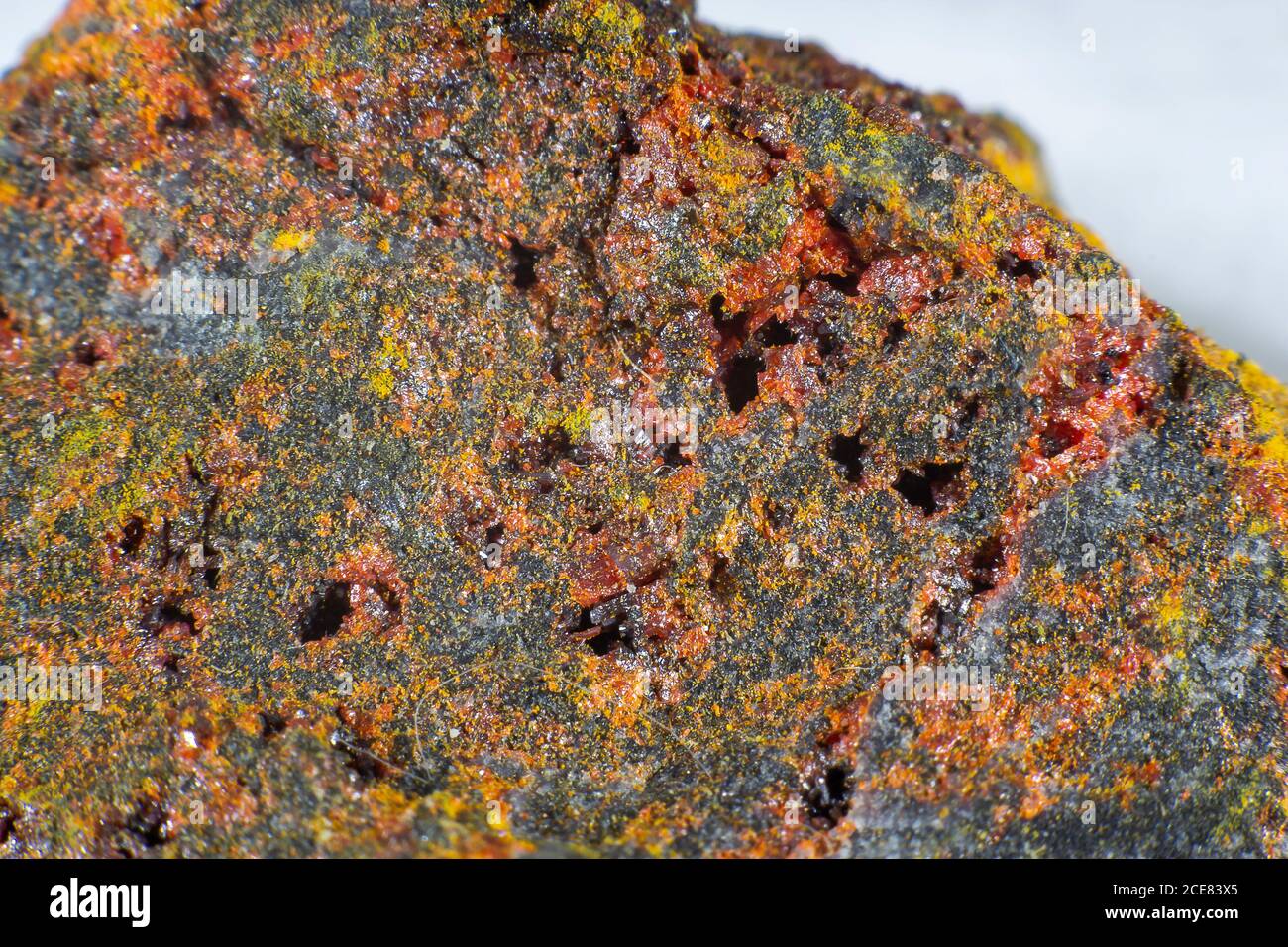 Nahaufnahme eines farbigen Realgar-Mineralsteins Stockfoto