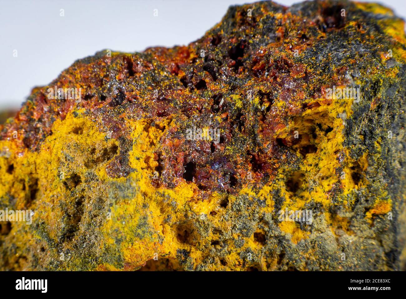Nahaufnahme eines Realgar-Mineralsteins Stockfoto