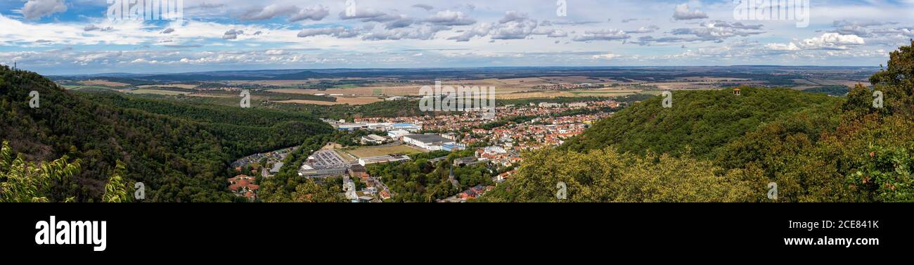 Die Stadt Thale im Harz von Deutschland aus gesehen vom Hexentanzboden (eine alte sächsische Kultstätte). Stockfoto