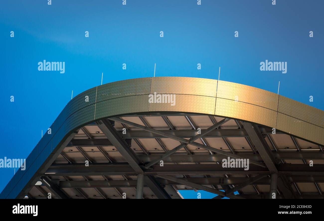 Von unten Fragment des modernen Gebäudes mit Metallelementen und Geschwungene Linien gegen wolkenlosen blauen Himmel in New York City Stockfoto