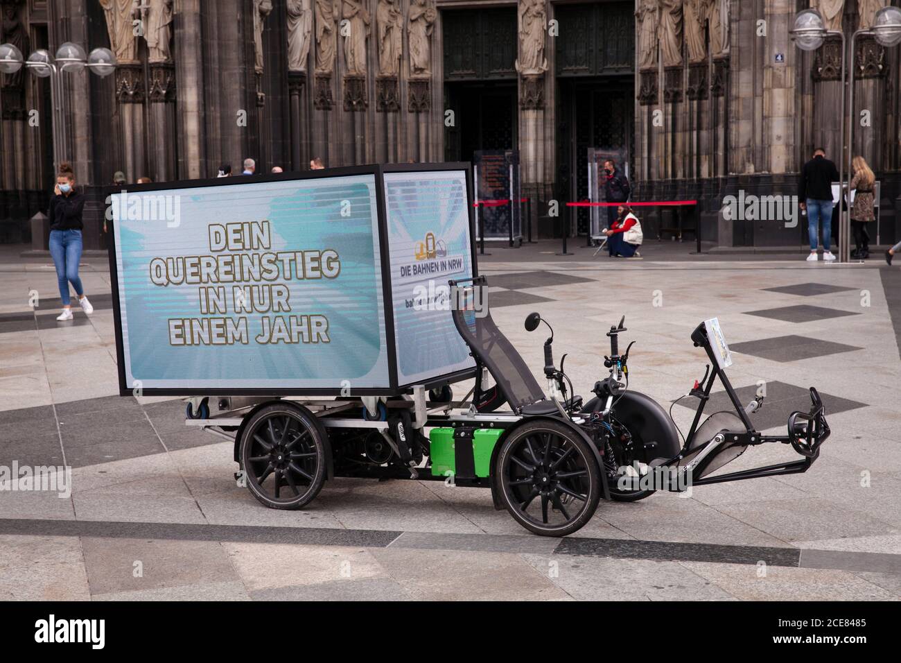 Elektrofahrrad (Trike) mit digitalem 360 Grad LED-Bildschirm für mobile Außenwerbung vor dem Dom, Köln, Deutschland. elektrisches Bik Stockfoto