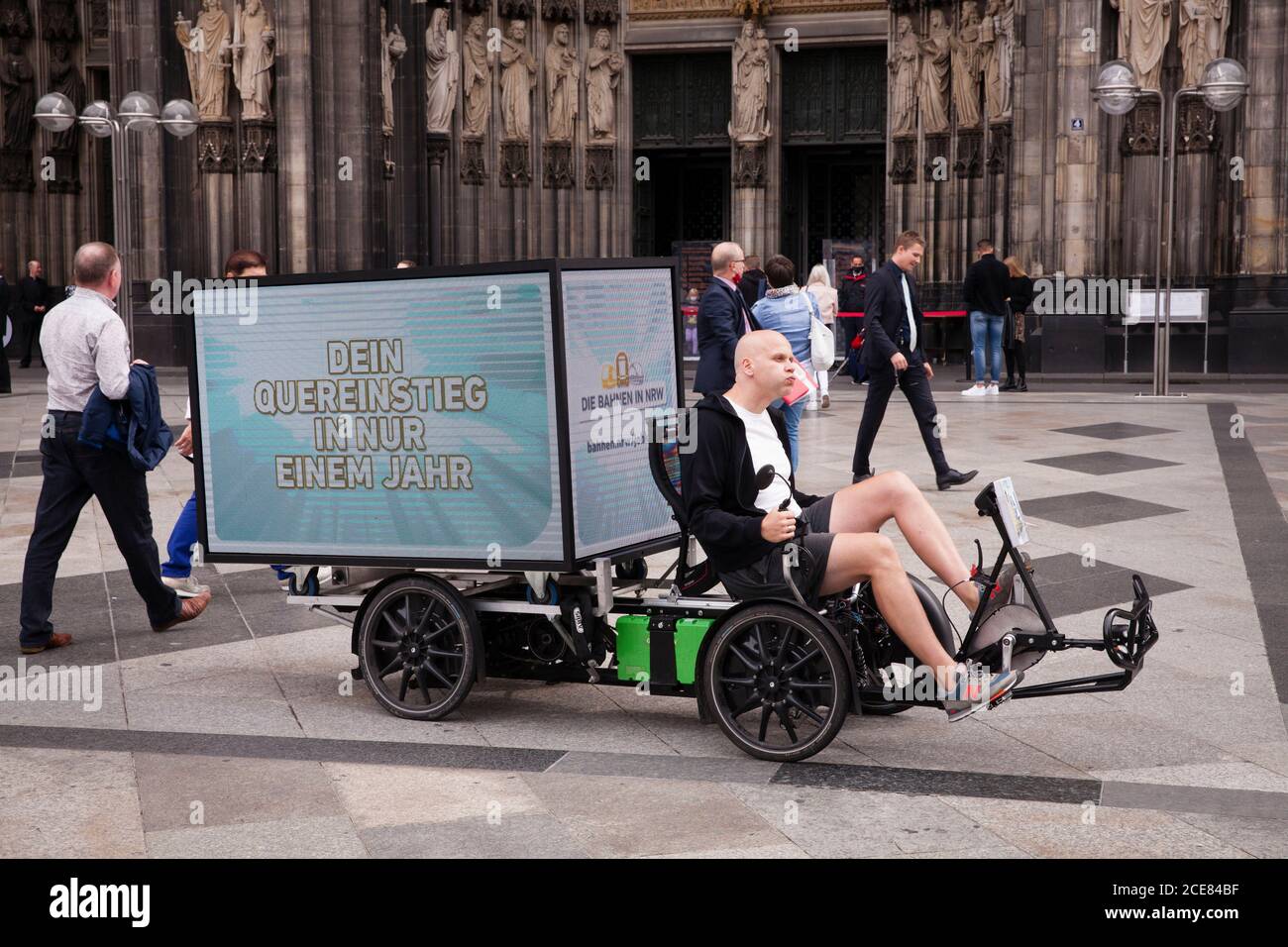 Elektrofahrrad (Trike) mit digitalem 360 Grad LED-Bildschirm für mobile Außenwerbung vor dem Dom, Köln, Deutschland. elektrisches Bik Stockfoto
