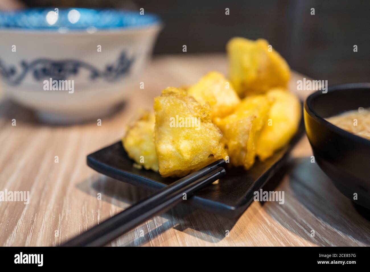 Traditionelles taiwanesisches Essen einschließlich Schüssel mit Nudelsuppe serviert mit Gebratene Snacks Stockfoto