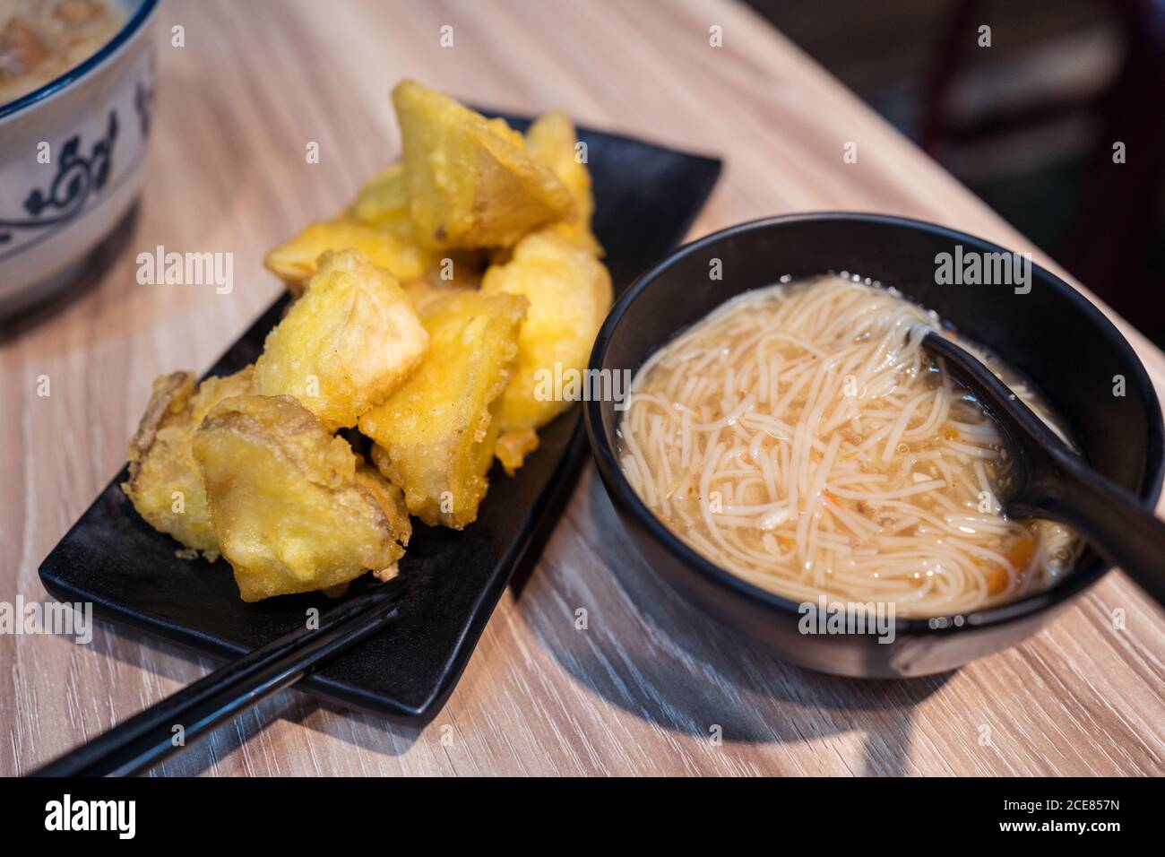 Traditionelles taiwanesisches Essen einschließlich Schüssel mit Nudelsuppe serviert mit Gebratene Snacks Stockfoto