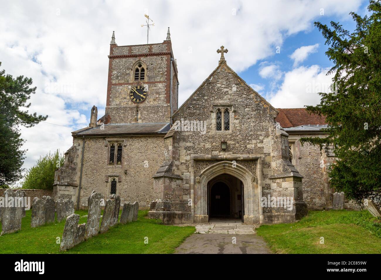 Das Äußere der Kirche von Saint Peter und Saint Paul in Hambledon, Hampshire eine typische ländliche englische Kirche aus dem 17. Jahrhundert Stockfoto