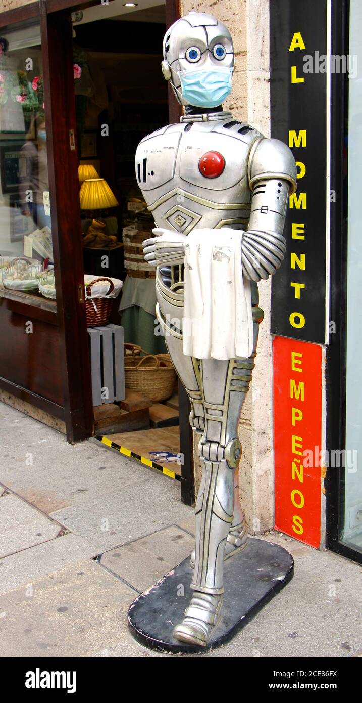 Roboter Kellner Figur Modell trägt eine Gesichtsmaske mit einem Ein  Geschirrtuch über einem Arm wie ein Butler vor einem Pfandhaus in Burgos  Kastilien und Leon Spanien Stockfotografie - Alamy