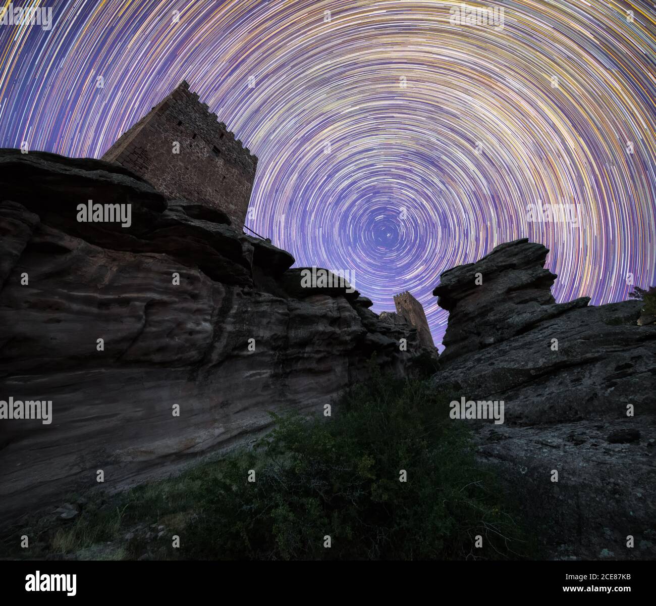 Niedrige Ansicht der Burg auf dem Berg unter spektakulärer Landschaft Mit zirkumpolarem Sternenhimmel Stockfoto