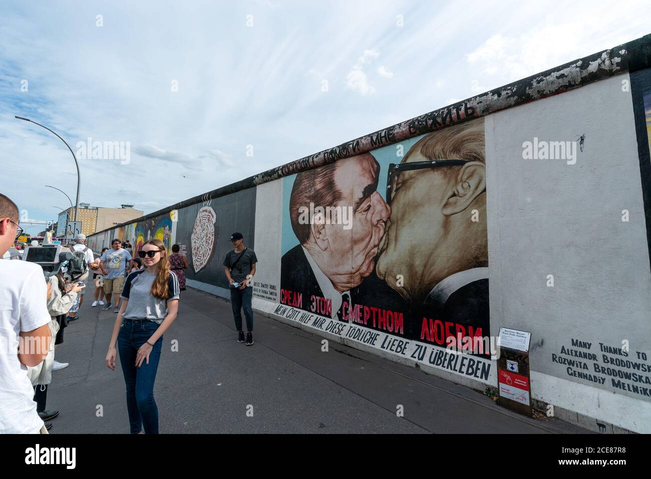 Berlin, Deutschland - 25. August 2020: Touristen fotografieren sich in der East Side Gallery der Berliner Mauer Stockfoto