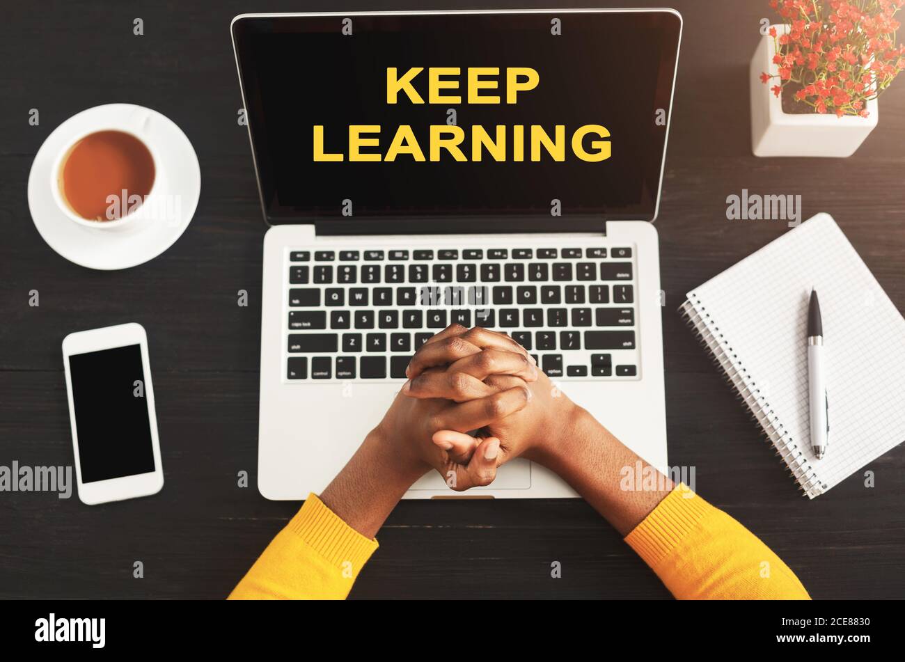Lerntext auf dem Laptop-Bildschirm auf dem Tisch des Schülers stehen lassen Stockfoto
