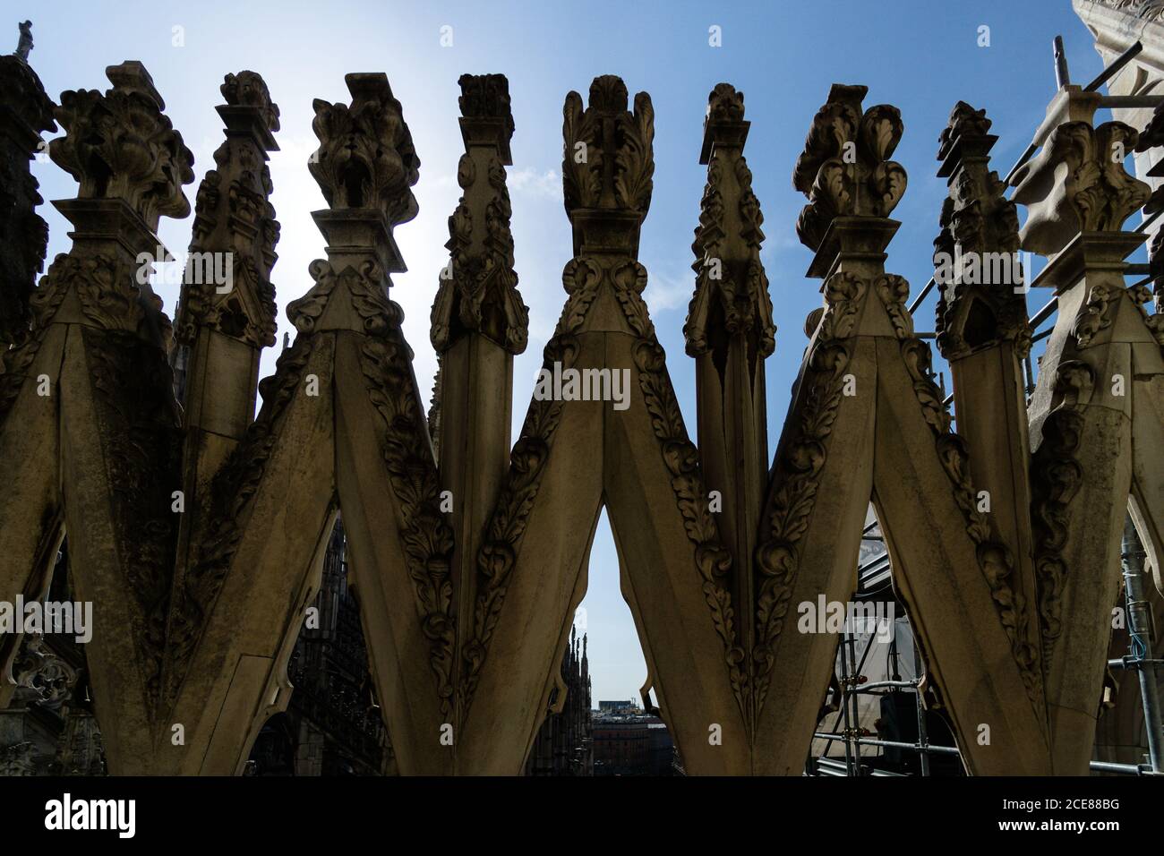 Wunderschön geschnitzte Steine auf dem Duomo di Milano in Mailand, Italien Stockfoto