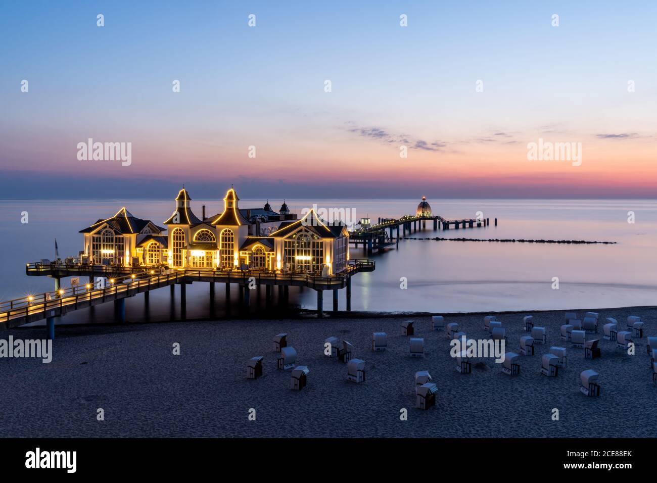 Sellin, M-V / Deutschland - 15. August 2020: Blick auf die Selliner Seebrücke auf Rügen an der Ostsee bei Sonnenaufgang Stockfoto