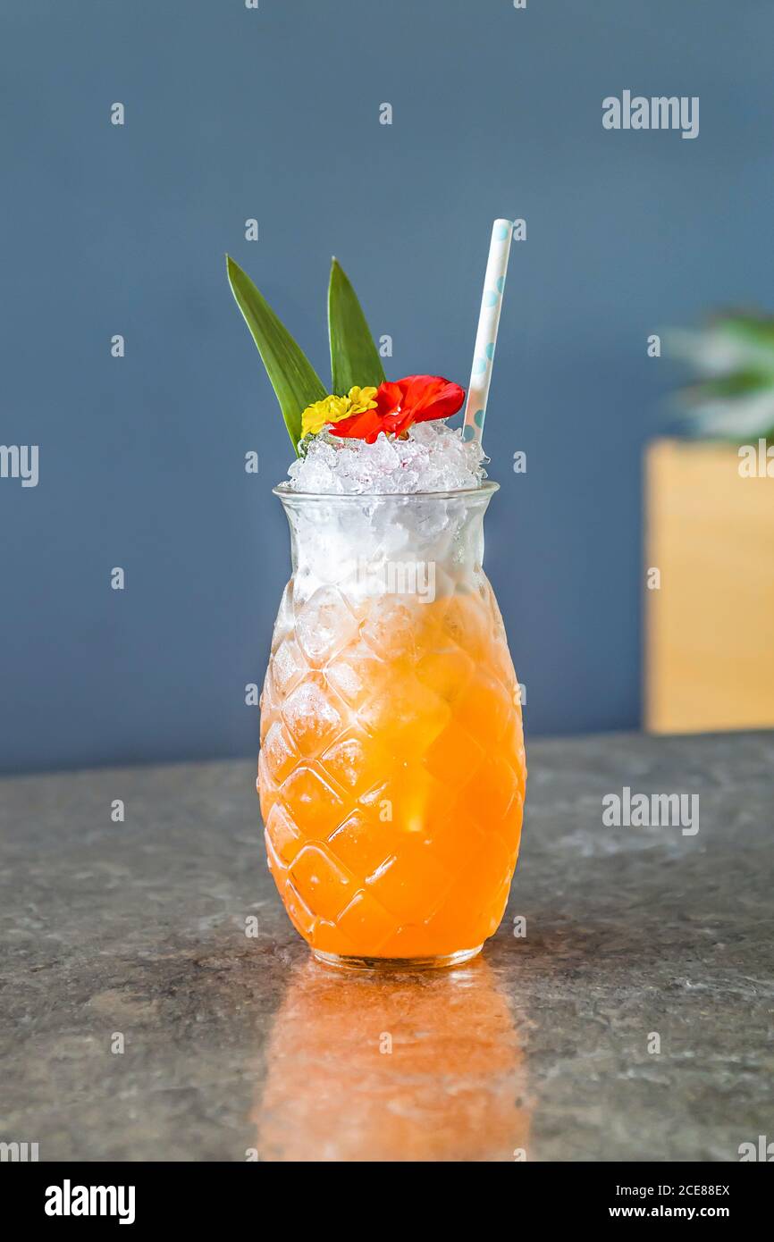 Cocktail mit Eis und Stroh in einem Glas in Form Von Ananas Stockfoto