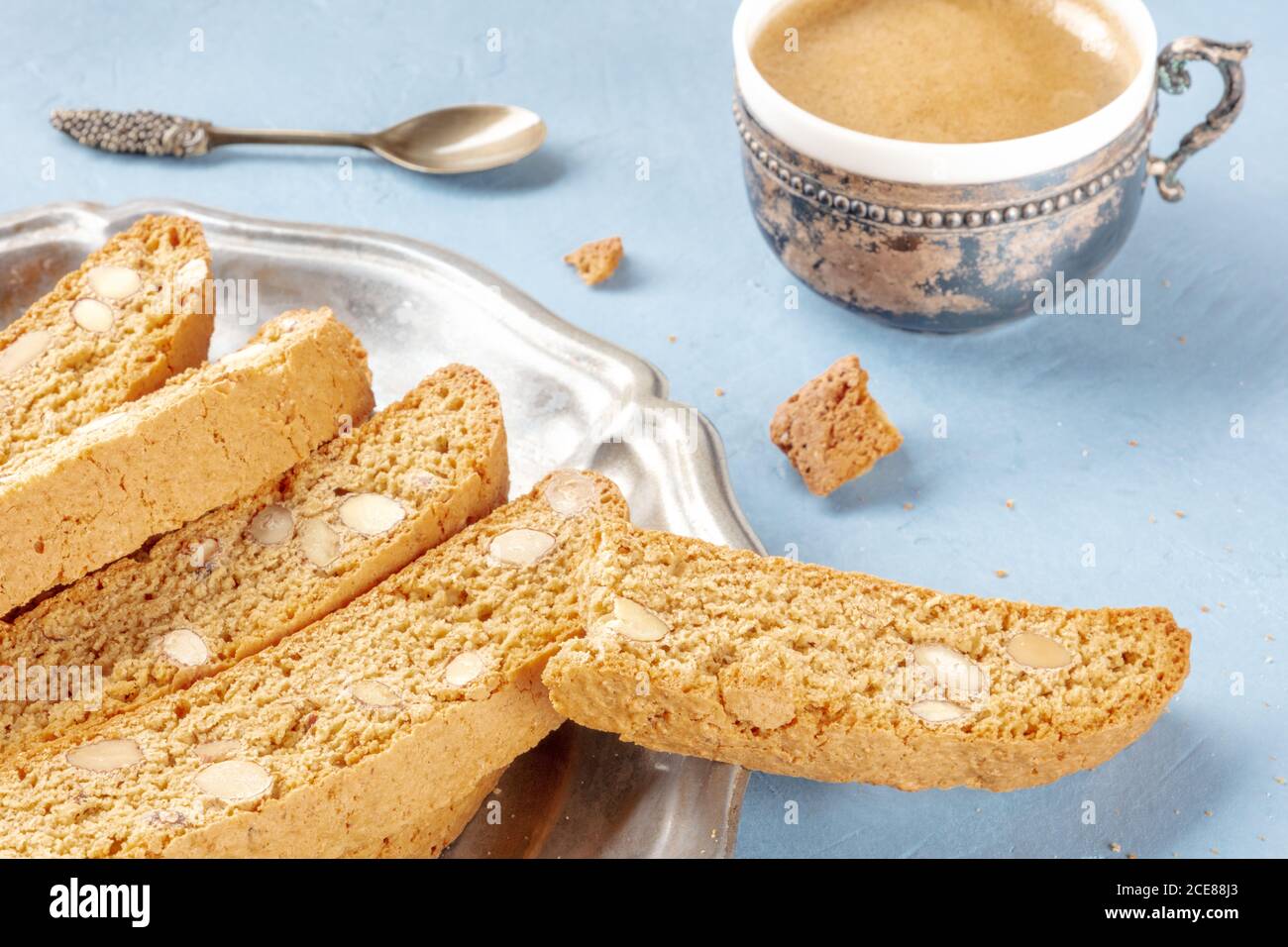 Eine Nahaufnahme eines Cantucci mit einer Tasse Kaffee Stockfoto