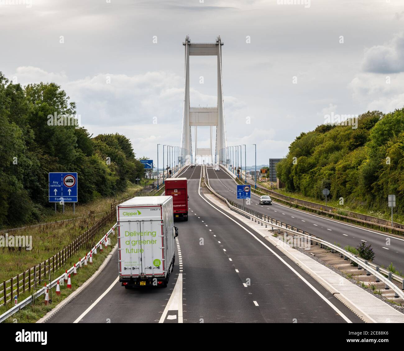 Lastwagen und Autos auf der Autobahn M48 überqueren die Seven Bridge zwischen England und Wales. Stockfoto