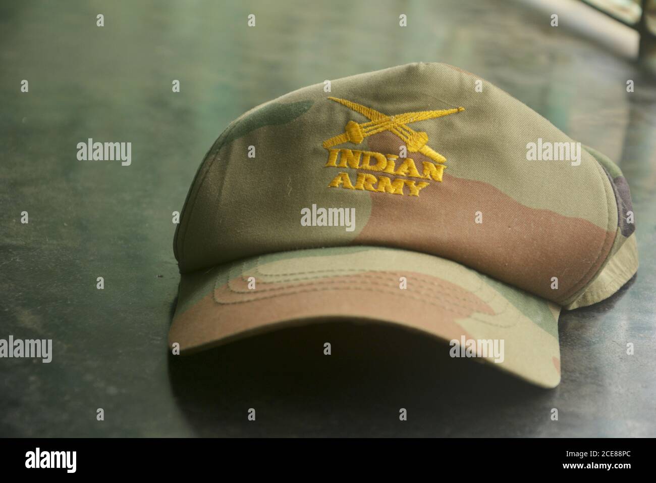 Nahaufnahme einer Tarnkappe der indischen Armee, selektive Fokussierung Stockfoto
