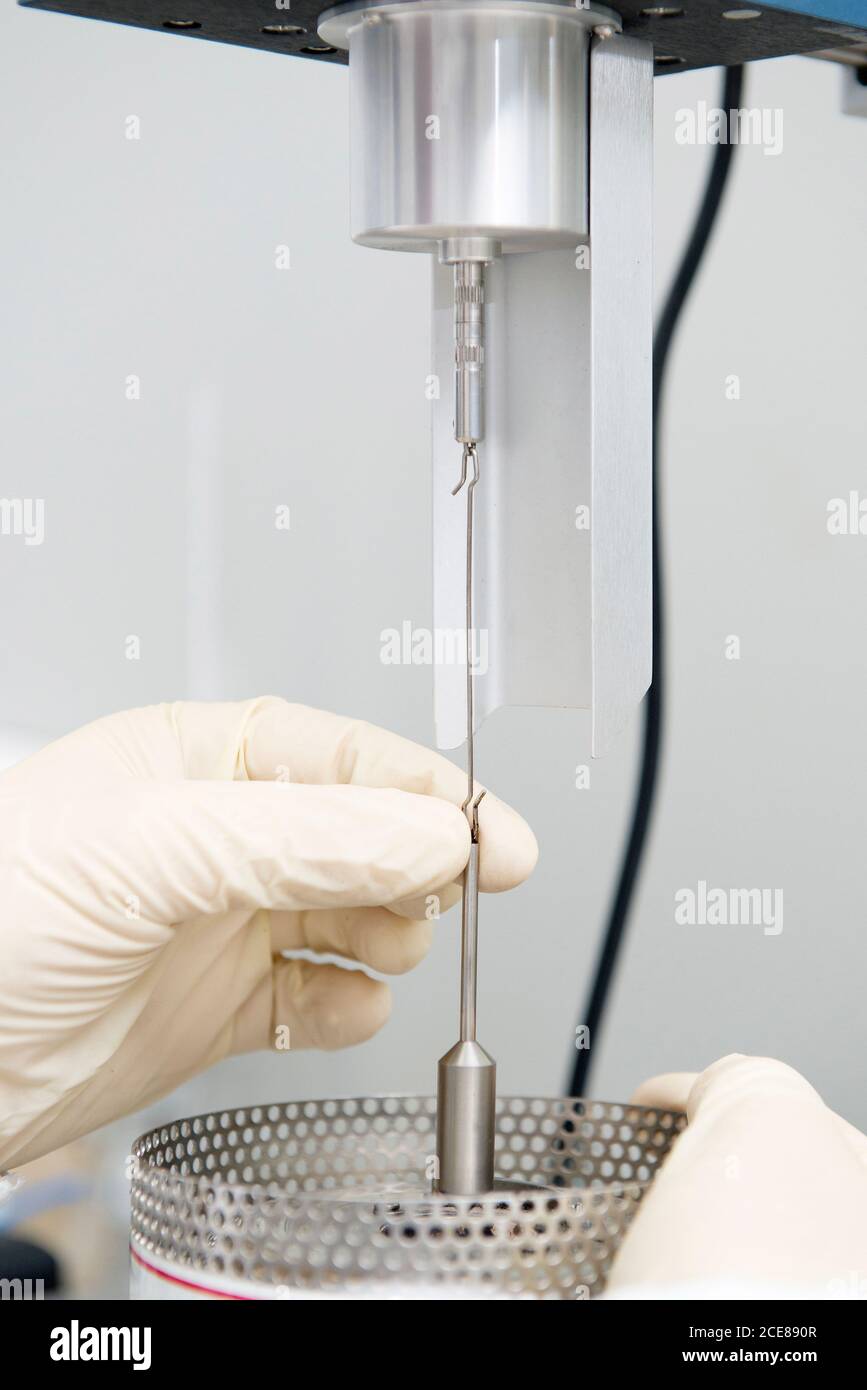 Unkenntlich Wissenschaftler in Handschuhen mit Viskosimeter während der Arbeit im Labor Und Durchführung von chemischen Experimenten Stockfoto