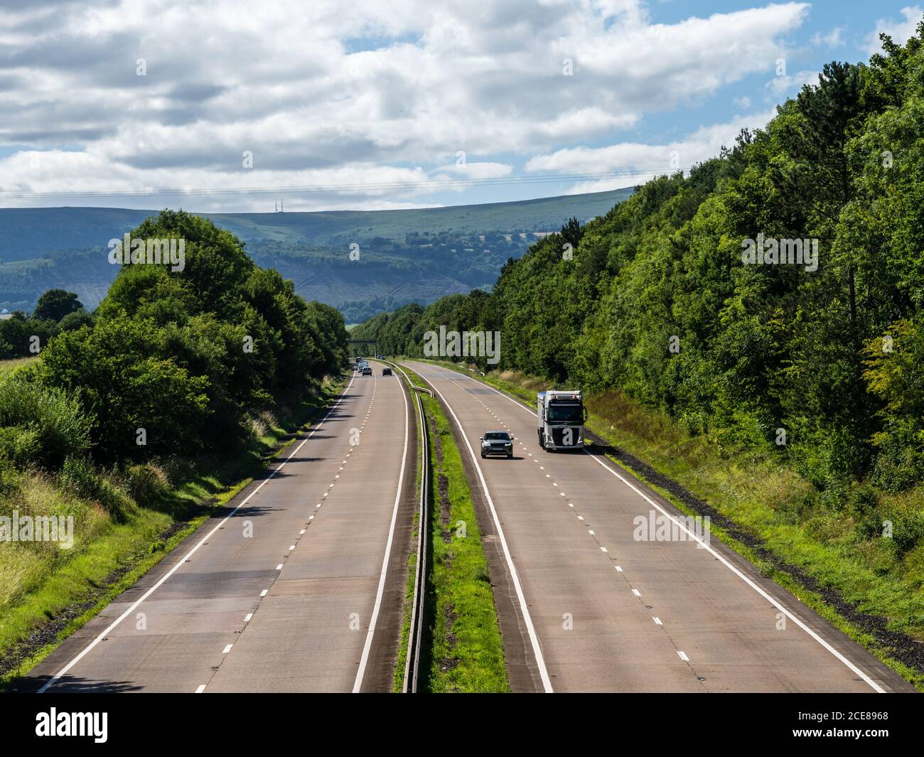 Autos und Lastwagen fahren auf der zweispurigen A40 durch das Usker Tal, mit dem Blorenge-Hügel der Brecon Beacons dahinter, bei Abergave Stockfoto