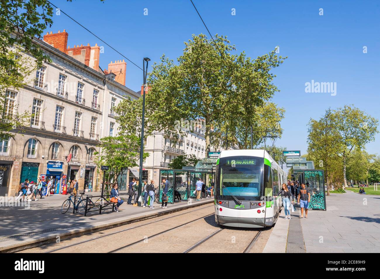 Nantes (Nordwestfrankreich): Gebäudefassaden und Straßenbahnlinie entlang der Avenue 'cours Franklin Roosevelt' im Stadtteil Bouffay Stockfoto