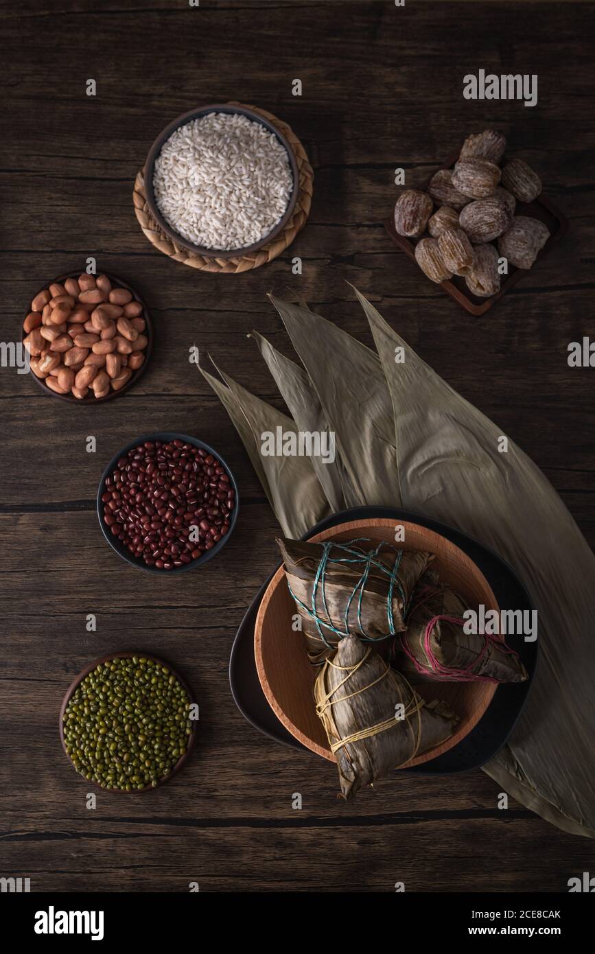 Traditionelle chinesische Reisknödel genannt Zongzi. Sie essen sie normalerweise während des traditionellen Drachenbootfestes im Juni. Stockfoto