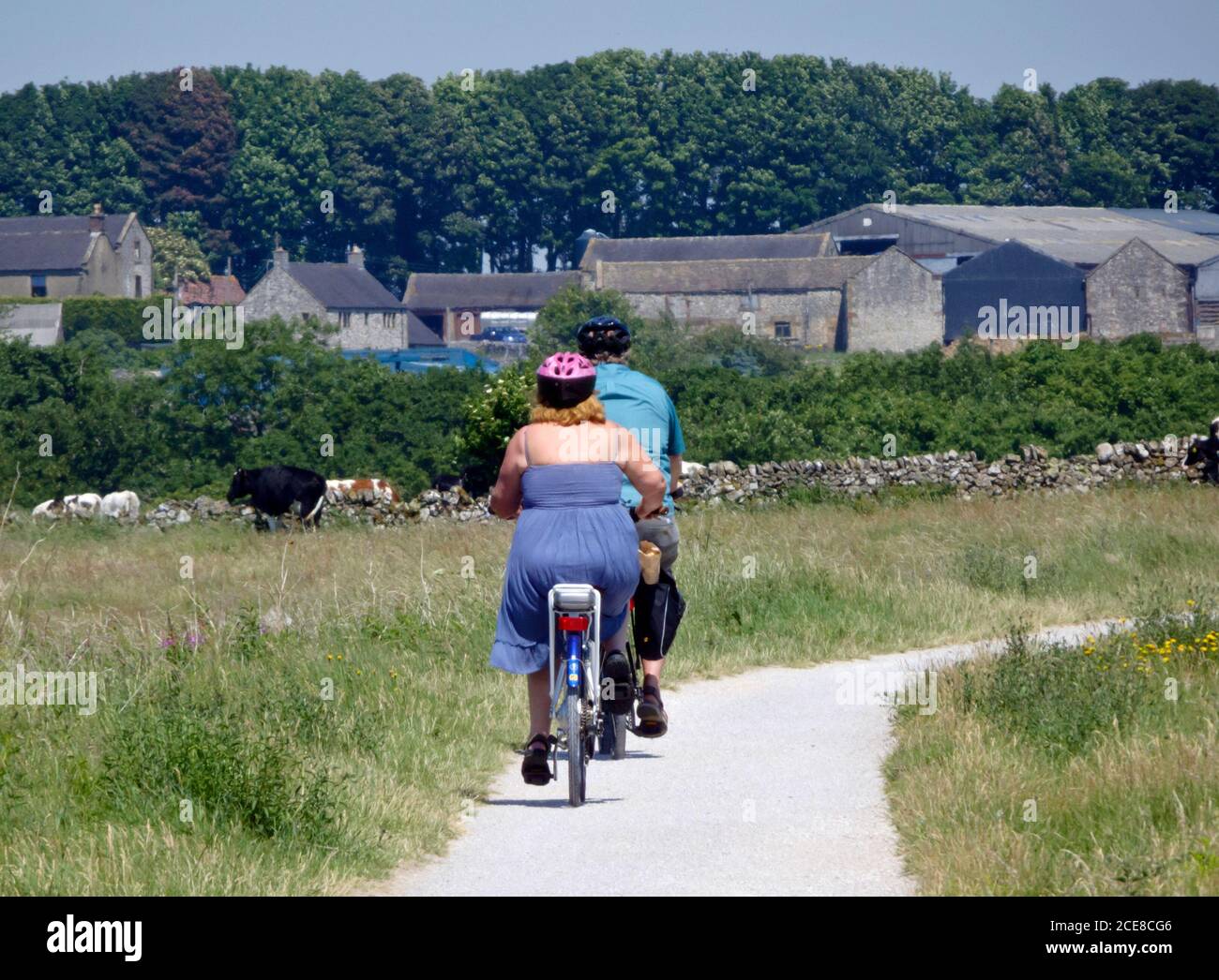 Kaukasisches Paar mit dem Fahrrad auf dem Tissington Trail, Peak District National Park, Derbyshire, England, Großbritannien im Juni Stockfoto