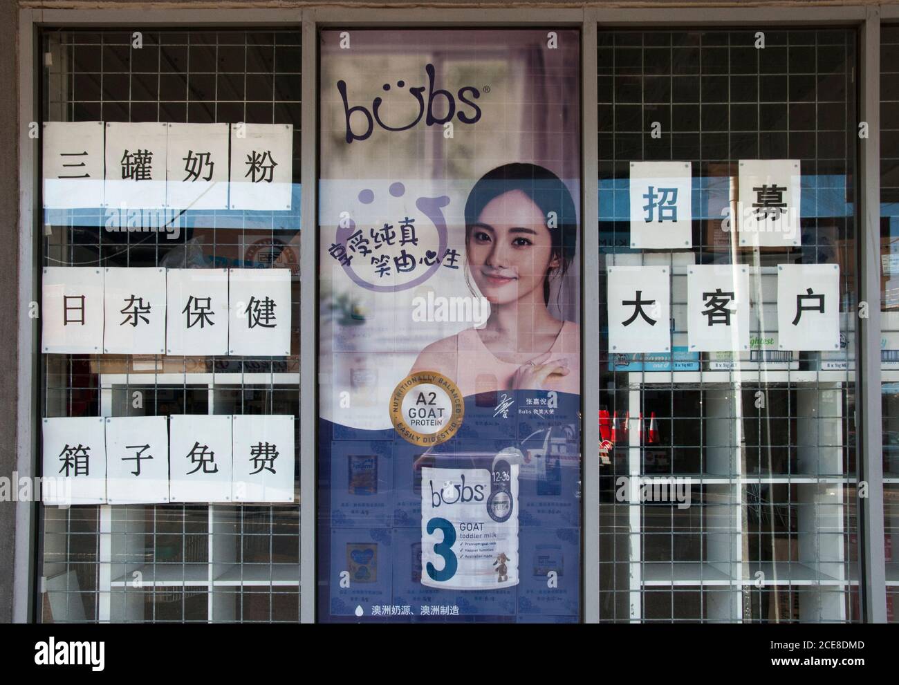 Über Daigou oder „Surrogate Shopping“ kaufen Chinesen Konsumgüter im Ausland (z. B. Australische Säuglingsnahrung) für den Versand nach China. Stockfoto