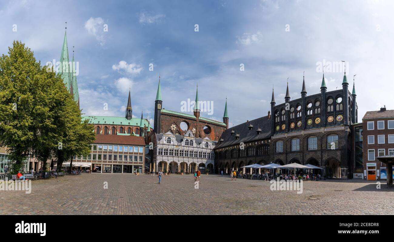 Lübeck, S-H / Deutschland - 9. August 2020: Stadtplatz in der Altstadt von Lübeck mit seinen historischen Gebäuden und Touristen Stockfoto