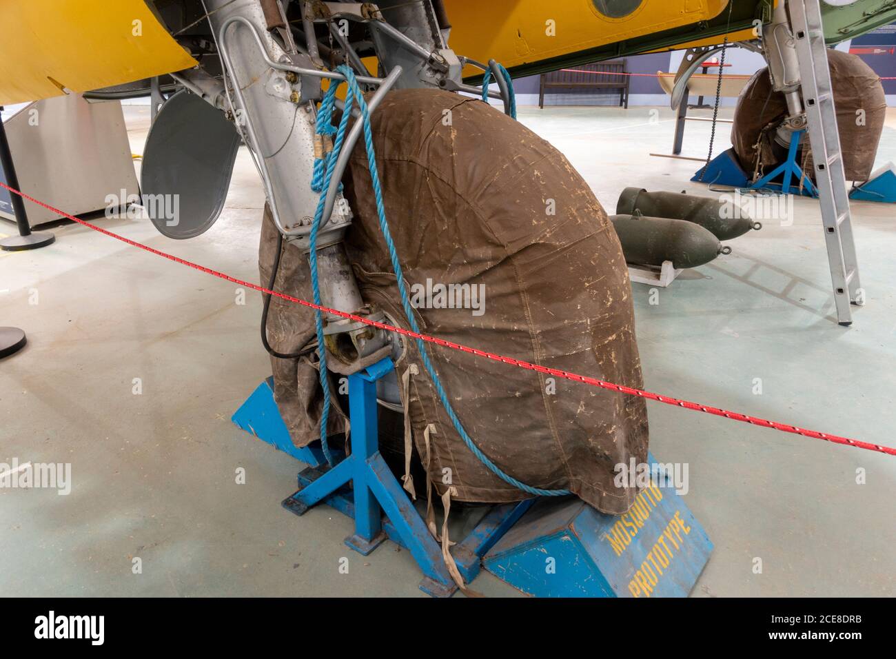 Das linke Motorrad des DH98 Mosquito-Prototyps, der erste Prototyp, der im De Havilland Museum, London Colney, Großbritannien ausgestellt ist Stockfoto