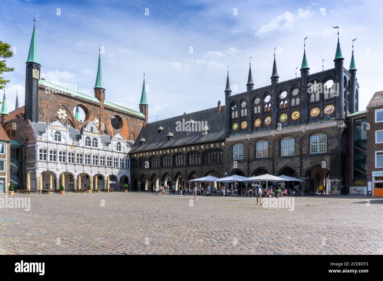 Lübeck, S-H / Deutschland - 9. August 2020: Stadtplatz in der Altstadt von Lübeck mit seinen historischen Gebäuden und Touristen Stockfoto