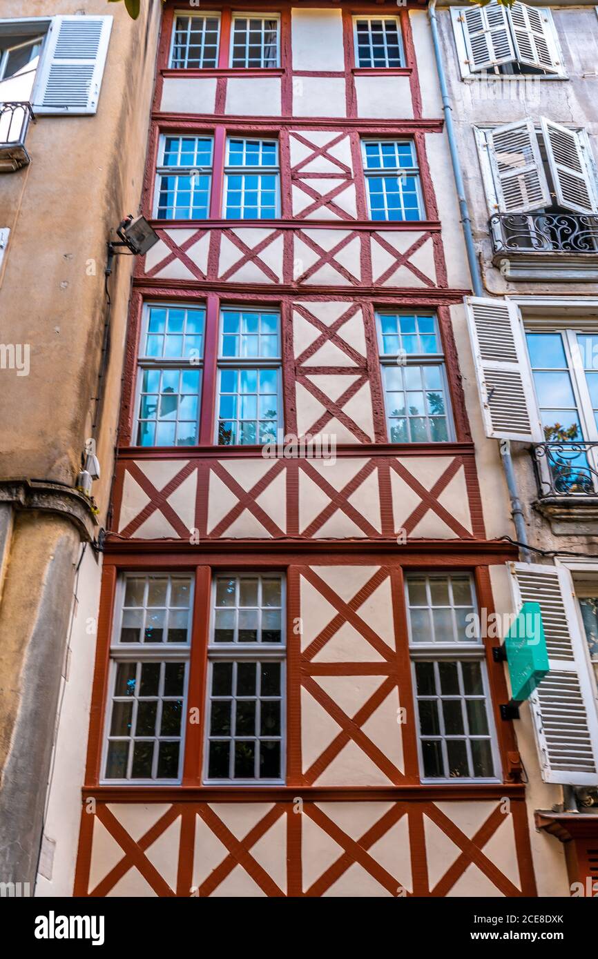 Nahaufnahme des Gebäudes mit Holzrahmen Stockfoto