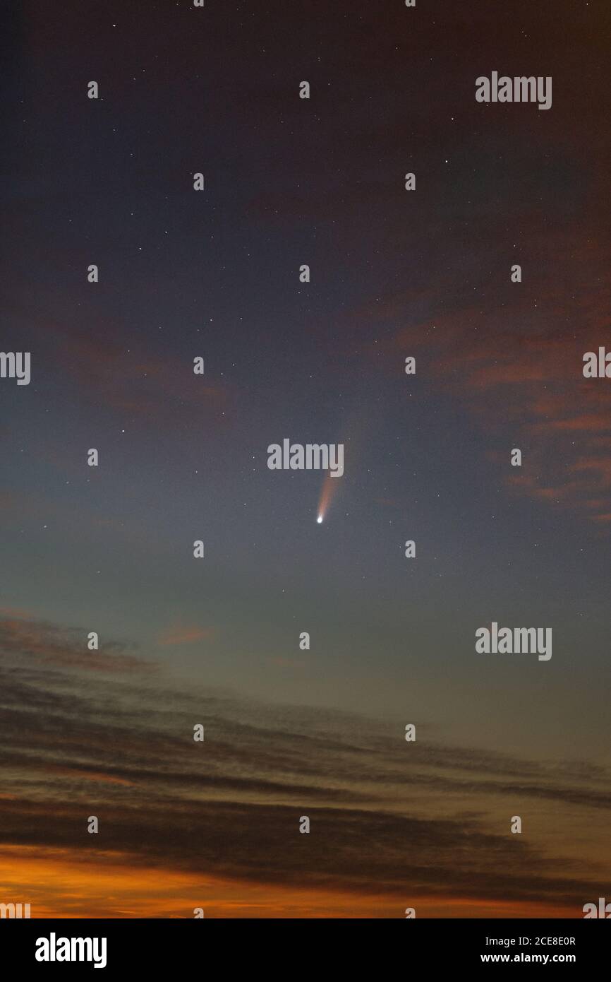 Blick auf den Sternenhimmel bei Sonnenuntergang mit Komet Neowise In seinem Gefolge in der Nähe der Erde Stockfoto