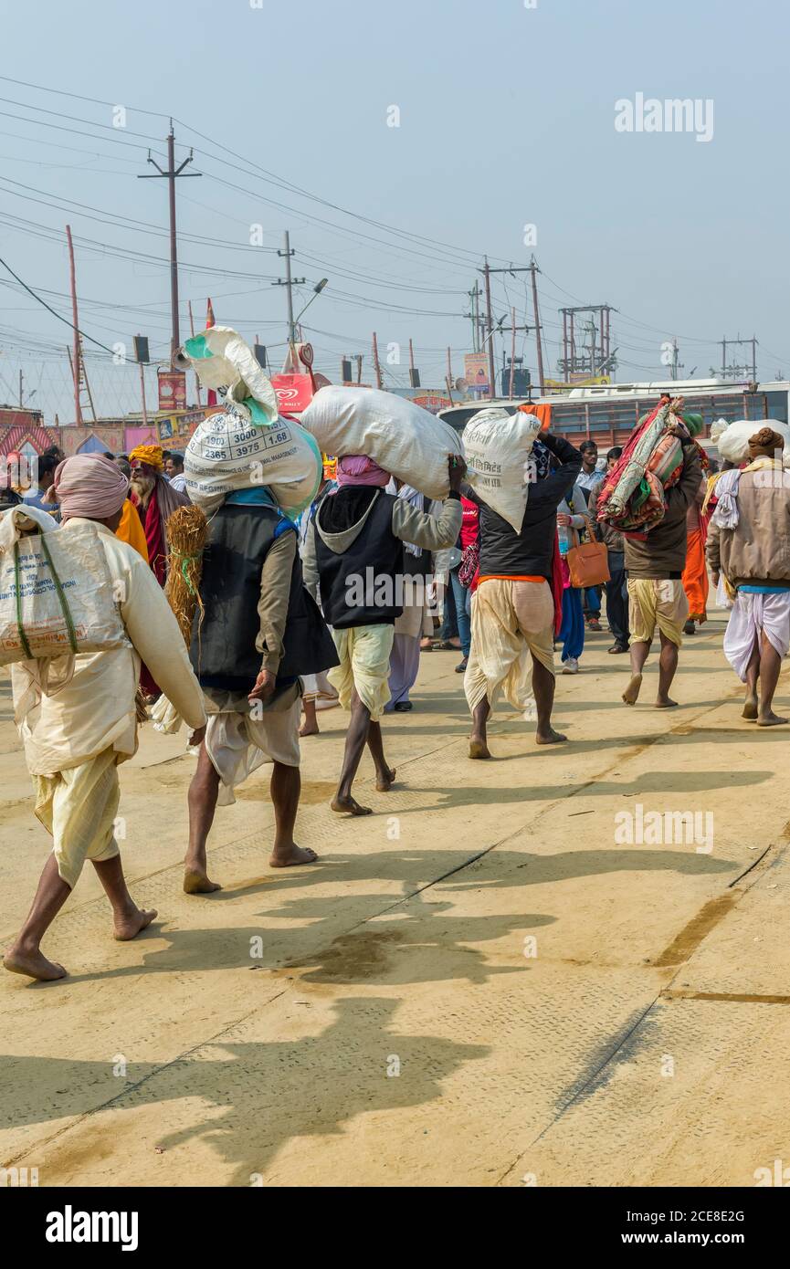 Pilger auf dem Weg nach Allahabad Kumbh Mela, der weltweit größte religiöse Versammlung, Uttar Pradesh, Indien Stockfoto