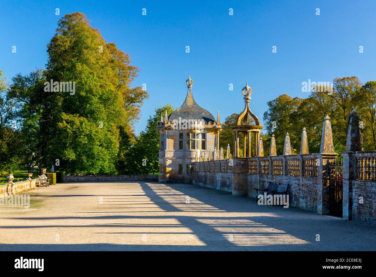 Ein Steinpavillon und die ersten Zeichen der Herbstfarbe auf den Bäumen im Montacute House, Somerset, England, Großbritannien Stockfoto