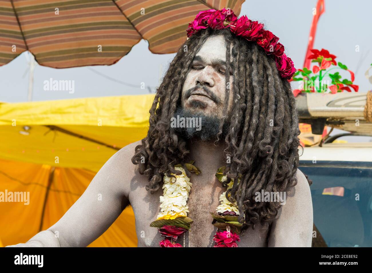 Sadhu mit weißer Asche bedeckt, nur für den redaktionellen Gebrauch, Allahabad Kumbh Mela, der weltweit größte religiöse Versammlung, Uttar Pradesh, Indien Stockfoto