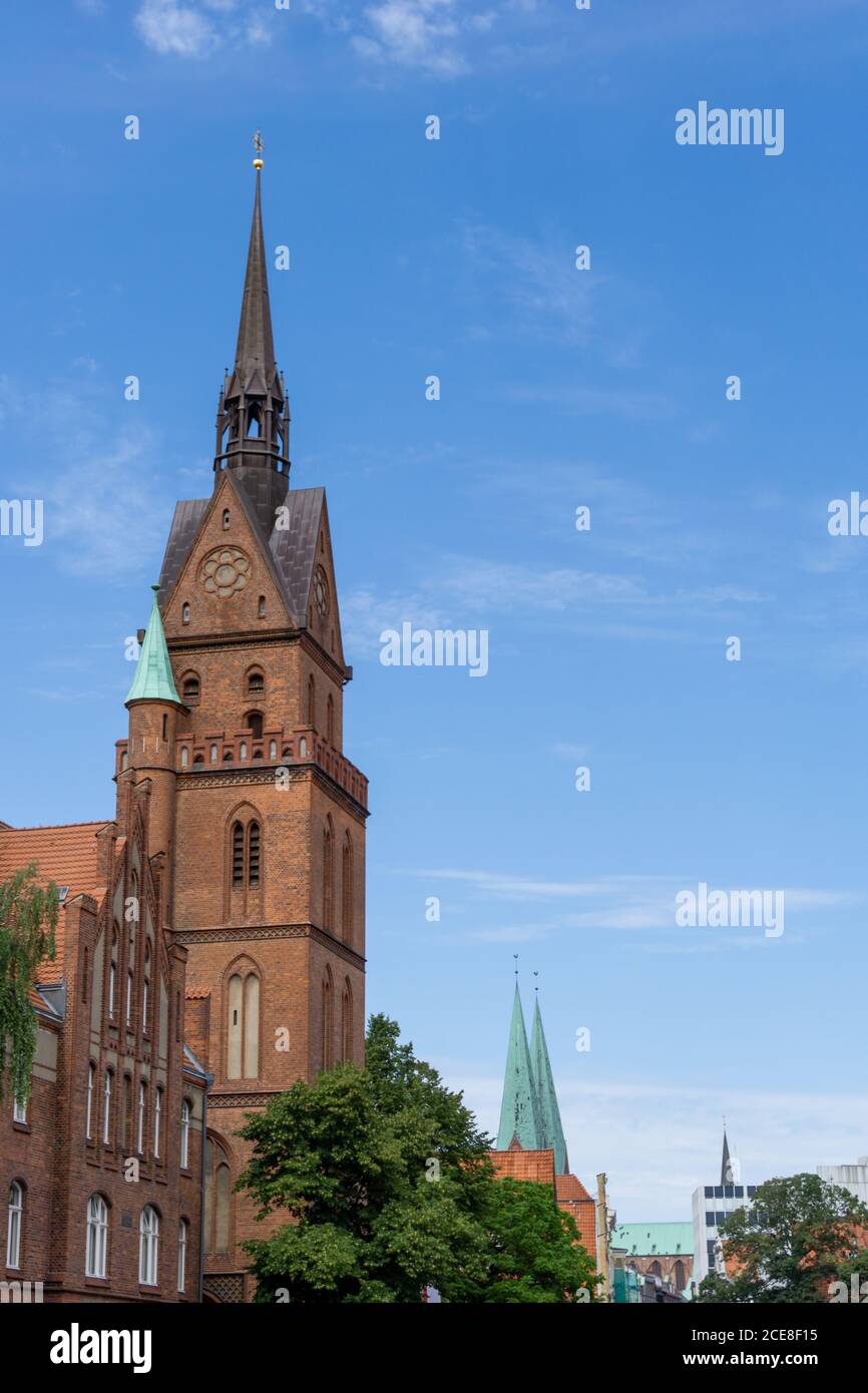 Lübeck, S-H / Deutschland - 9. August 2020: Historische rote Backsteinkirche in der Altstadt von Lübeck Stockfoto