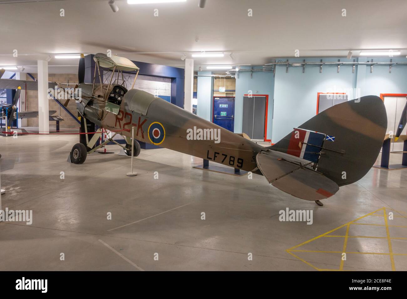 Ein De Havilland DH 82B Queen Bee (LF789) preisgünstiges, funkgesteuertes Zielflugzeug (Nachbau), das im De Havilland Museum, London Colney, Großbritannien, ausgestellt ist Stockfoto