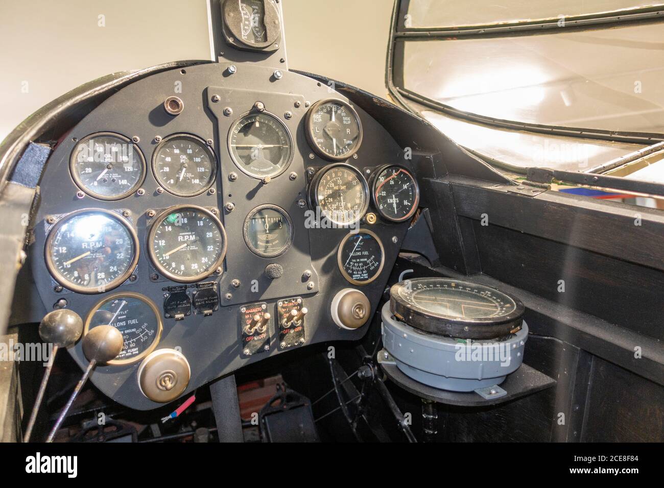 Im Cockpit eines De Havilland Canada DHC1 Chipmunkon-Displays im De Havilland Museum, London Colney, Großbritannien. Stockfoto