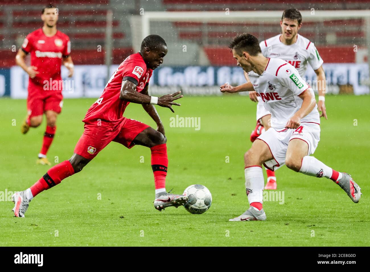 BayArena Leverkusen, Deutschland 17.6.2000, Fußball: Bundesliga-Spieltag 2019/20 32, Bayer 04 Leverkusen (B04, rot) gegen FC Köln (CGN, weiß) – Moussa Diaby (Bayer 04 Leverkusen, #19), Noah Katterbach (1. FC Köln, #34) aufgrund der Corona-Pandemie werden alle deutschen Spiele in leeren Stadien ohne Zuschauer gespielt Credit: SCHÖNE SPORTARTEN/WUNDERL / POOL / via Kolvenbach Stockfoto