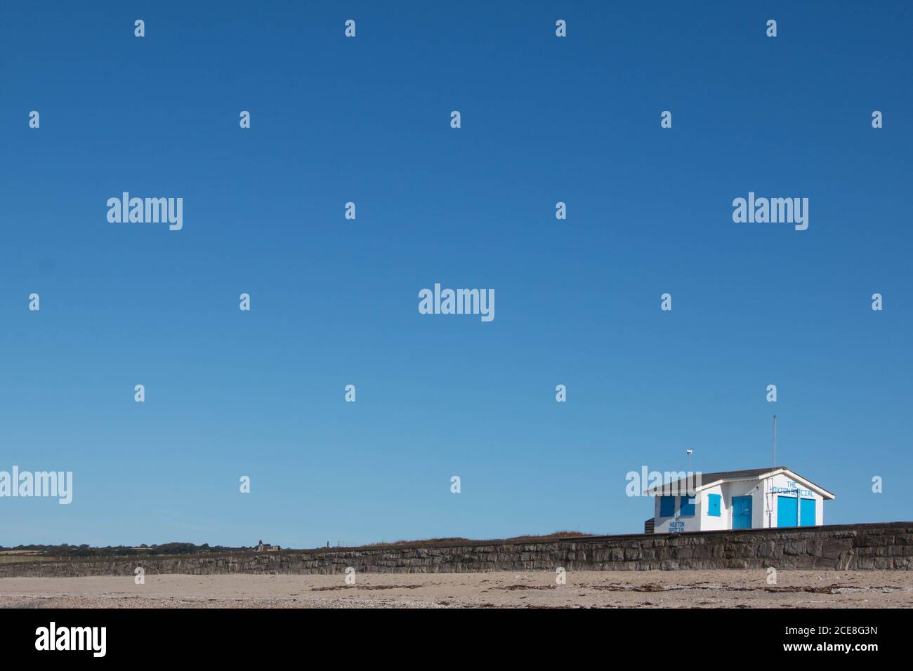 Strandhütte mit Fensterläden mit blauem Himmel und viel Platz Für Kopie Stockfoto