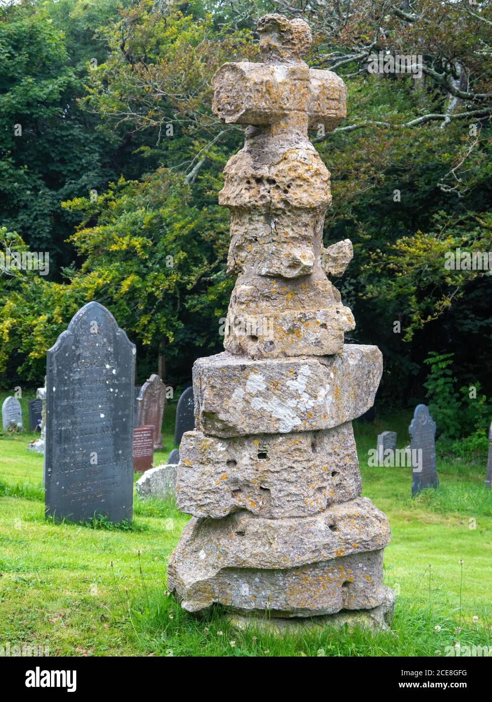 Alte geschnitzte Steine in Churchyard, St Nectan, Hartland, Devon, England. Stockfoto
