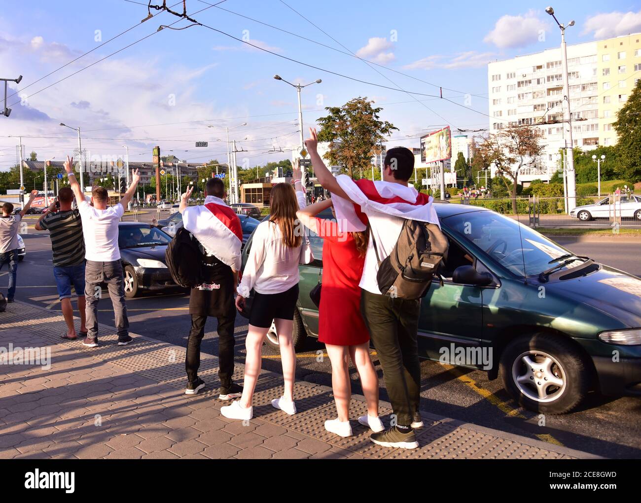 MINSK, - 15. AUG 2020: Сar Passagier begrüßt Teilnehmer an einer Kundgebung. Die am 9. August nach den Präsidentschaftswahlen bekannt gegebenen Zahlen für die Ausstiegswahlen haben sich nicht mehr gepuckt Stockfoto