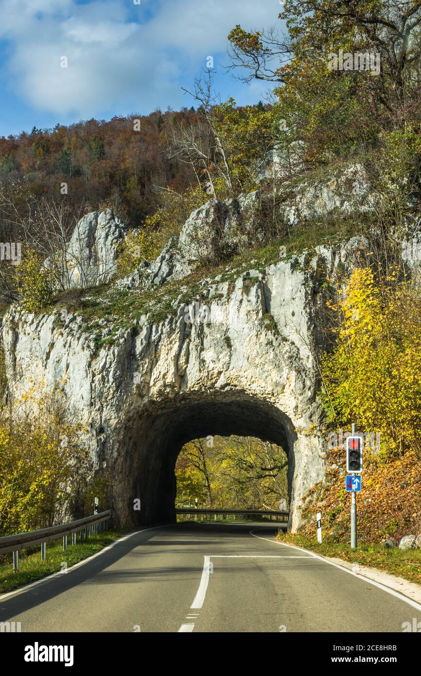 Steintunnel bei Thiergarten im Herbst, Oberes Donautal, Baden-Württemberg, Deutschland Stockfoto