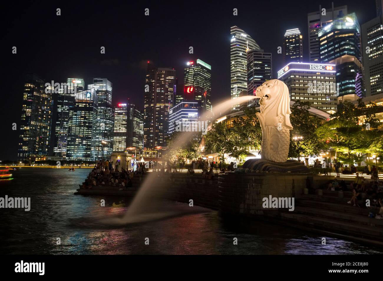 Singapur, der Merlion, Statue, die ein mythisches Wesen mit einem Löwenkopf und dem Körper eines Fisches darstellt, in Marina Bay Stockfoto