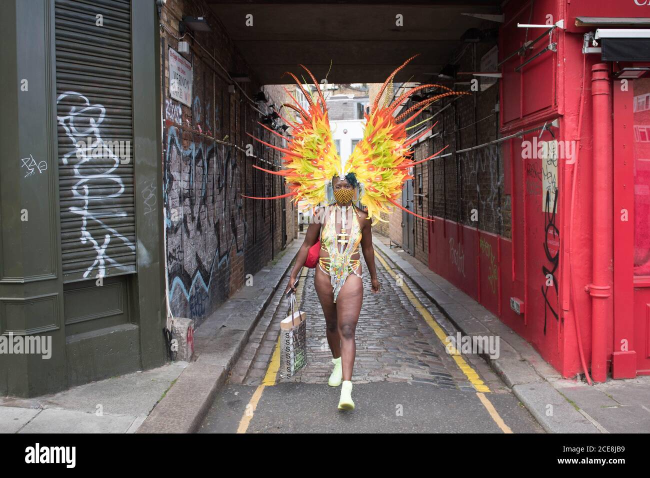 Eine Frau in Kostüm auf dem Weg zur Teilnahme an der Online-Notting Hill Carnival, Nord-London, nach dem Karneval 2020 wurde wegen der Coronavirus-Pandemie abgesagt, mit Veranstaltungen gestreamt online. Stockfoto