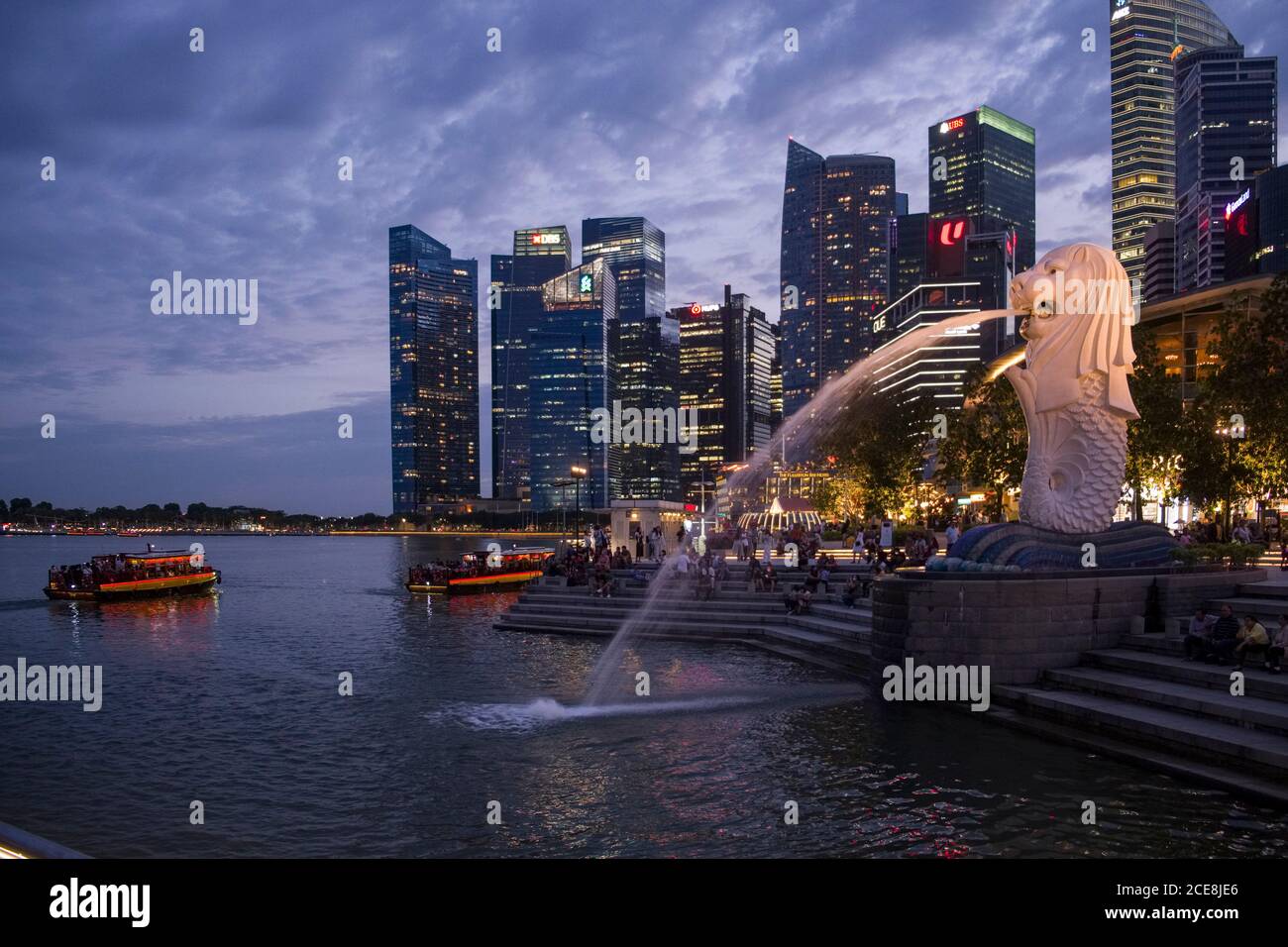 Singapur, der Merlion, Statue, die ein mythisches Wesen mit einem Löwenkopf und dem Körper eines Fisches darstellt, in Marina Bay Stockfoto