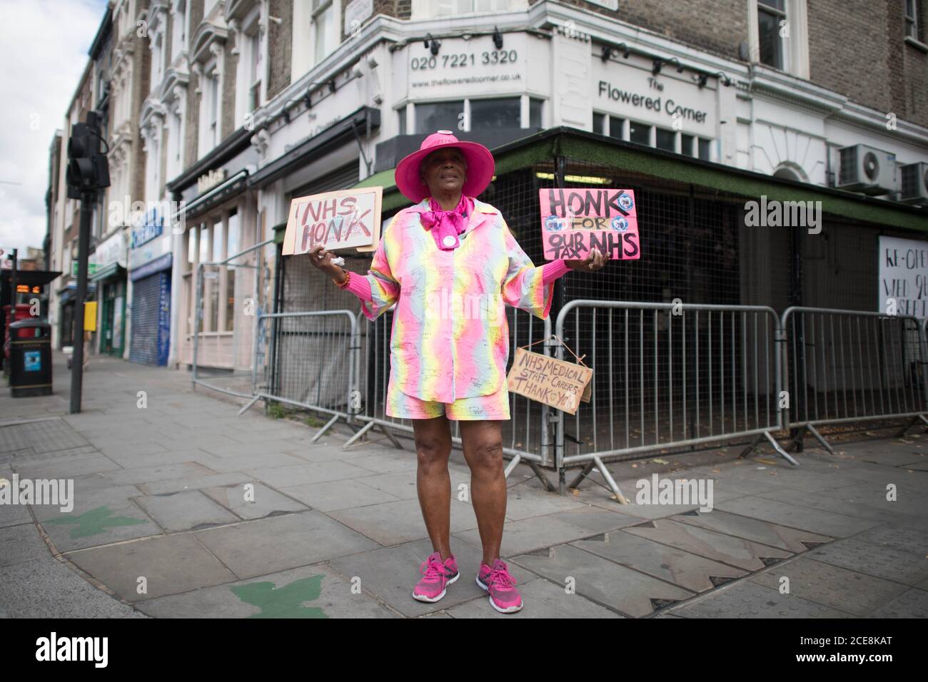 Ein Karnevalsbesucher in Notting Hill, London, nachdem der Karneval von 2020 wegen der Coronavirus-Pandemie abgesagt wurde, wobei die Ereignisse online gestreamt wurden. Stockfoto